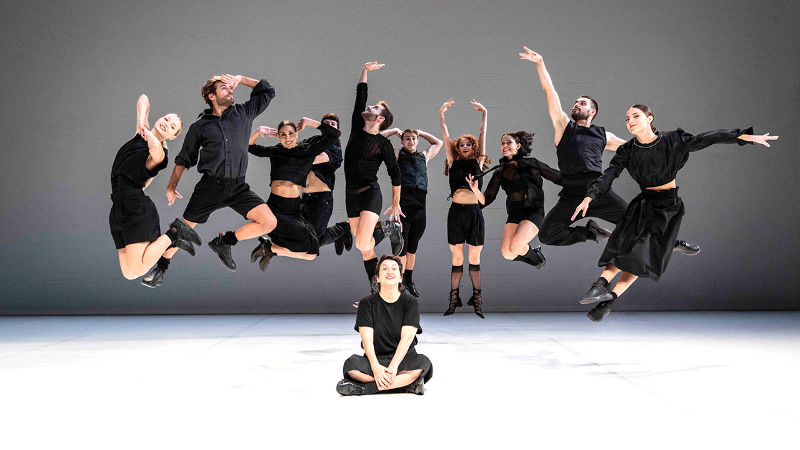 Grand jeté    Silvia Gribaudi  ZEBRA avec MM Contemporary Dance Company 